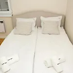 Cozy & Functional By The Opera דירה