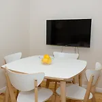 Cozy & Functional By The Opera דירה *